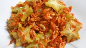 Trẻ ho, cần kiêng ăn thịt gà, tôm?
