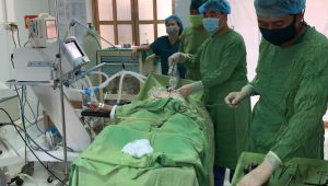 Xương, tóc, da, răng và những tổ chức “kỳ quái” được lấy ra từ trong khối u của một bệnh nhân người dân tộc Gia Rai được mổ nội soi tại trung tâm Y tế huyện Văn Chấn
