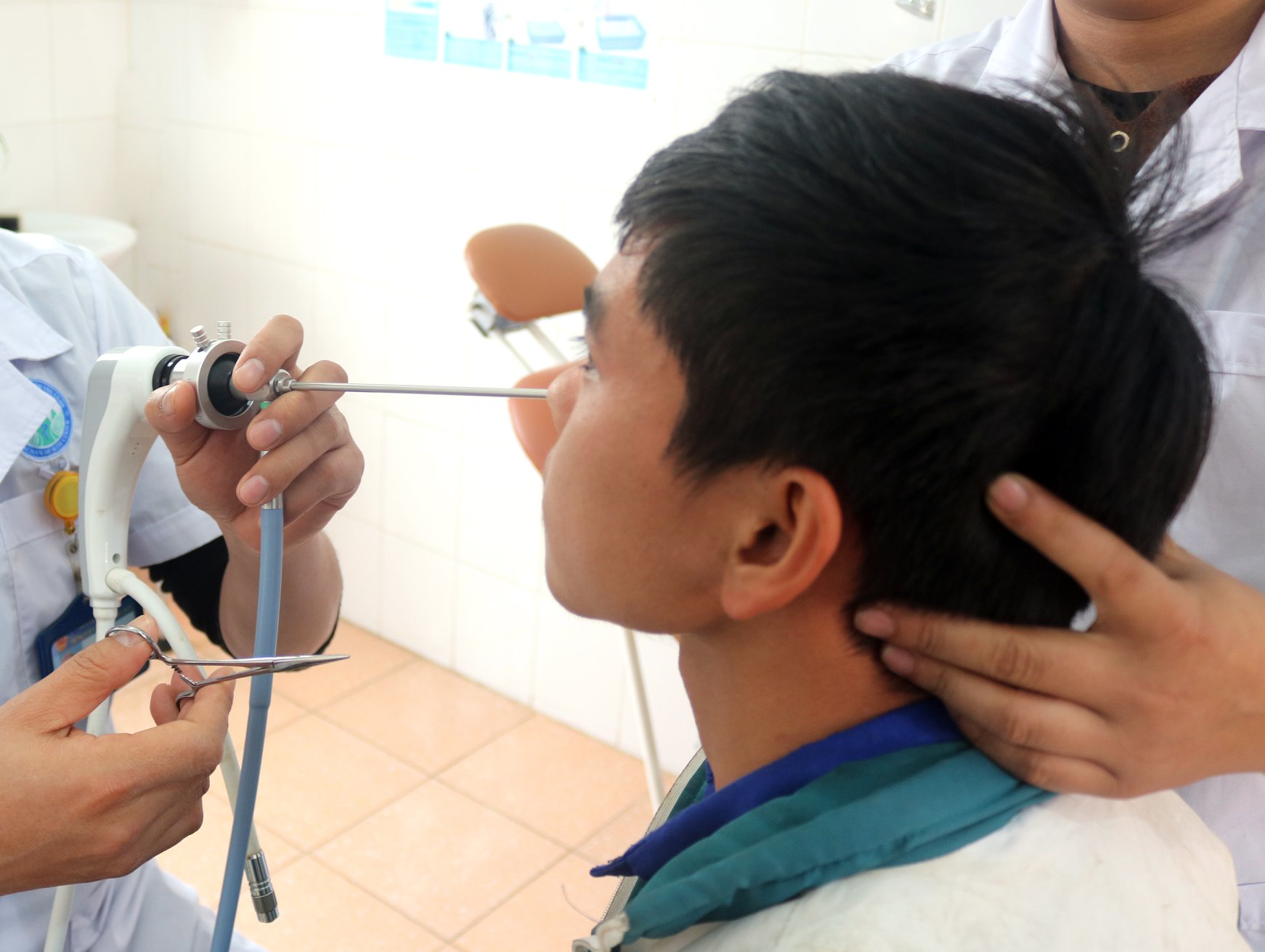 Gắp hai con đỉa từ mũi bệnh nhân tại TTYT huyện Văn Chấn
