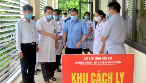 Phó Bí thư Thường trực Tỉnh ủy Dương Văn Thống kiểm tra công tác phòng, chống dịch Covid-19 và chuẩn bị kỳ thi tốt nghiệp THPT tại huyện Văn Chấn