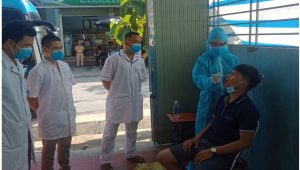 Trung tâm Y tế huyện Văn Chấn tổ chức tập huấn lấy mẫu xét nghiệm SARS-CoV-2 cho cán bộ y tế tại chốt kiểm dịch liên ngành