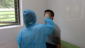 Trung tâm y tế huyện Văn Chấn lấy mẫu xét nghiệm Covid-19 phục vụ công tác bầu cử đại biểu Quốc hội khóa XV và đại biểu Hội đồng nhân dân các cấp.