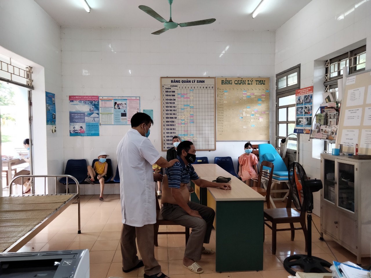 Trung tâm y tế huyện Văn Chấn đảm bảo công tác chăm sóc sức khỏe cho bệnh nhân và người dân trong điều kiện nắng nóng