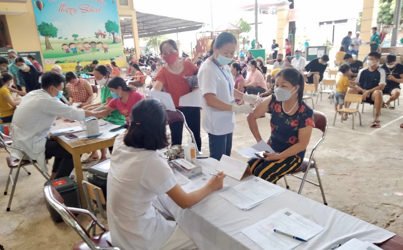 Trung tâm y tế Văn Chấn tổ chức chiến dịch tiêm vắc xin phòng COVID-19 đợt 7  (tháng 9/2021) trên địa bàn huyện